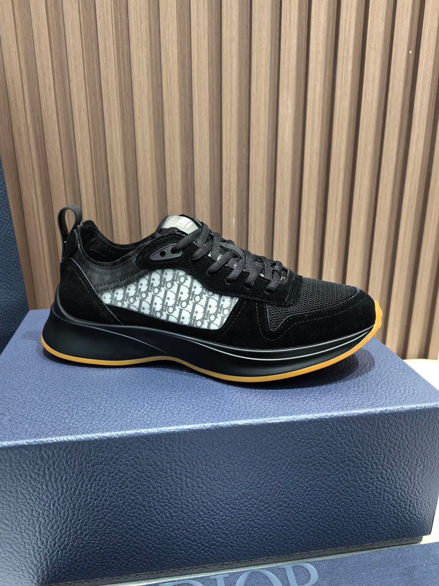 Factory price: 440💰 🔍Top purchasing agent🇮🇹 Dior's super-popular sports shoes, popular for street men, are synchronized with the new product counters. The uppers are made of Italian original imported cowhide and matched with D's customized fabrics. It is a must-have for fashionistas. The complex craftsmanship is perfectly reproduced. Imported soft cowhide foot pads, soles: original soles specially provided by the original factory, exclusive movable molded soles are super comfortable, original factory follow-up goods, 🔍🔍high quality, you can enter and exit the counter at will, welcome to compare, code number 38-45 (46 can be customized and cannot be returned or exchanged)